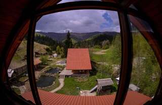 Гостевой дом Домик в Горах Bukovets Трехместный номер с видом на горы-4